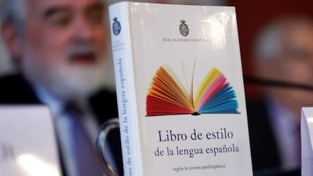 Libro de lenguaje de la Real Academia Española. Foto: EFE.