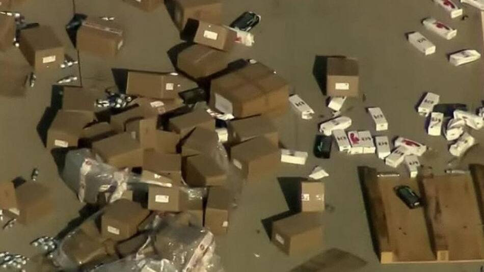 Volcó un camión en EE. UU. Foto: captura de video.