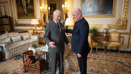 El rey Carlos III junto al primer ministro de Nueza Zelanda, Christopher Luxon. Foto: X/@chrisluxonmp.