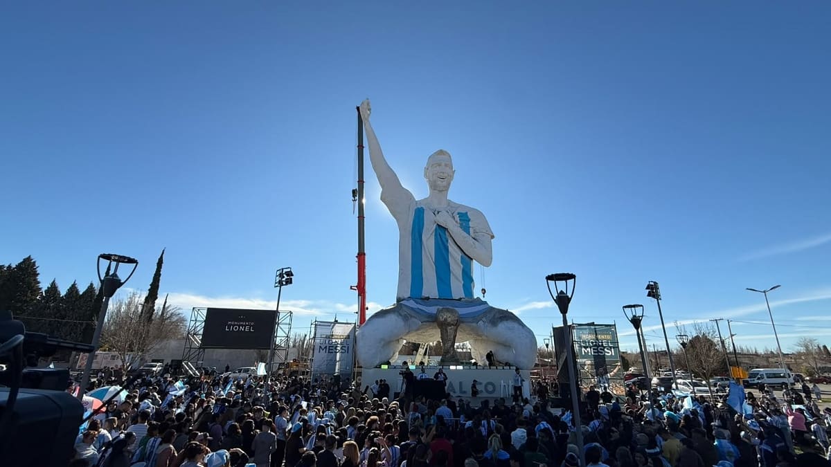 Inauguraron la estatua más alta del mundo de Lionel Messi en una provincia de la Argentina.