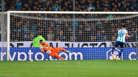 Chiquito Romero en los penales para Boca ante Racing por Copa Libertadores. Foto: TELAM.