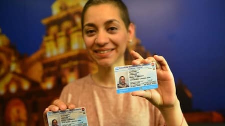 Florencia Andrade con su nueva licencia de conducir. Foto: Gentileza La Voz.