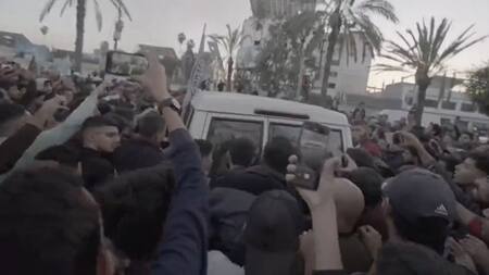 El intercambio de rehenes en medio de una multitud. Foto: captura de video.