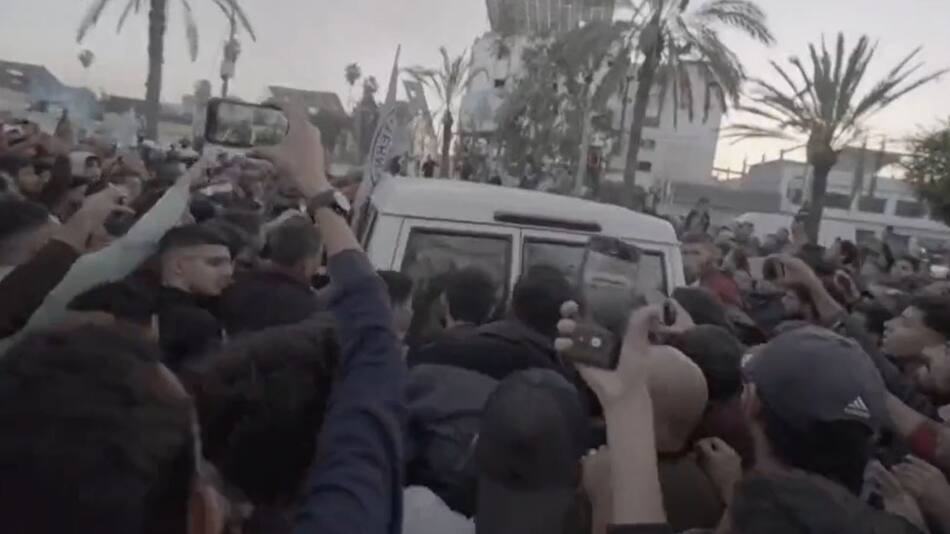 El intercambio de rehenes en medio de una multitud. Foto: captura de video.