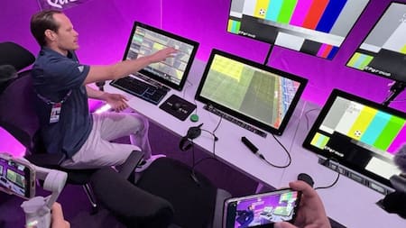 VAR, fútbol. Foto: Reuters