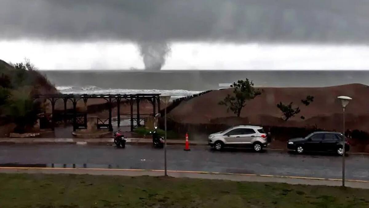 Mar del Tuyú: tromba marina sorprendió a vecinos y turistas, foto: Twitter