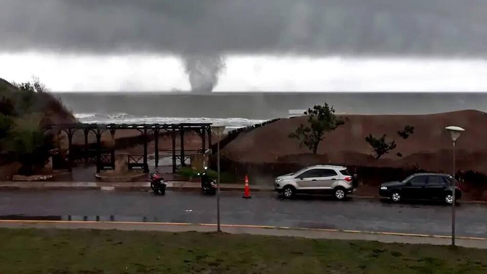 Mar del Tuyú: tromba marina sorprendió a vecinos y turistas, foto: Twitter