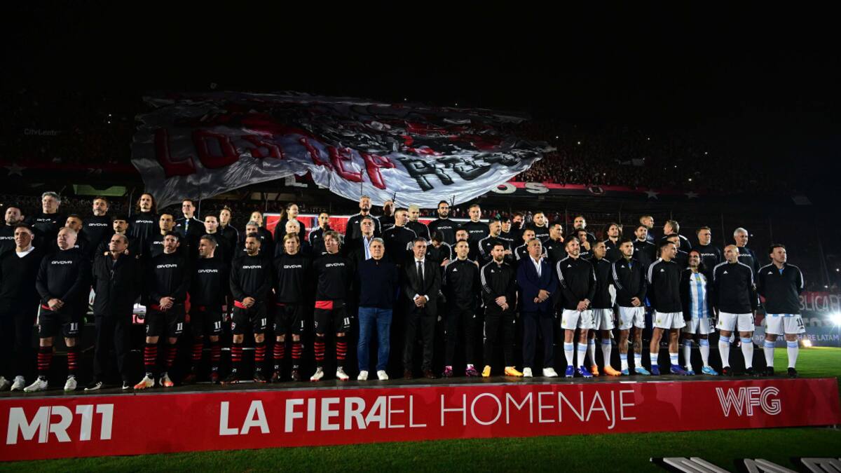 Los Monos dijeron presente en la despedida de Maxi Rodríguez. Foto: Télam.