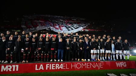 Los Monos dijeron presente en la despedida de Maxi Rodríguez. Foto: Télam.