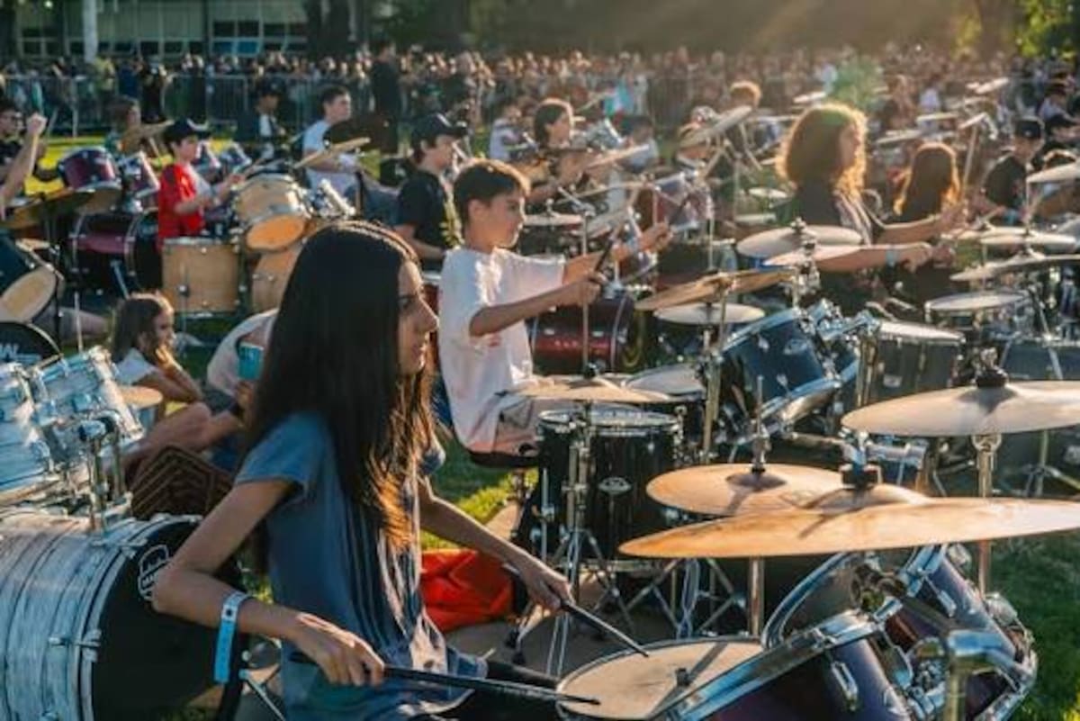 Ensamble de bateristas tocando en vivo en el Festival Día del Baterista en Santa Teresita