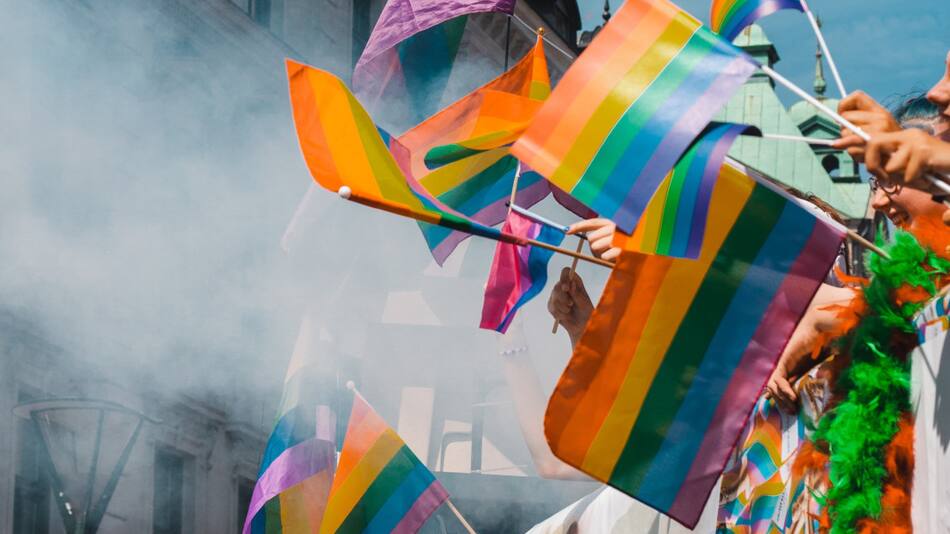 La bandera acompaña todas las marchas del movimiento LGBTQI+. Foto: Unsplash.
