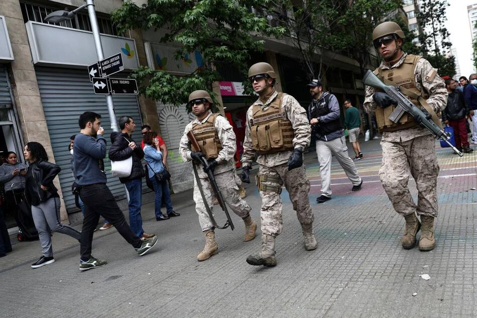 Violentas protestas en Santiago de Chile contra el aumento del boleto del subte, REUTERS