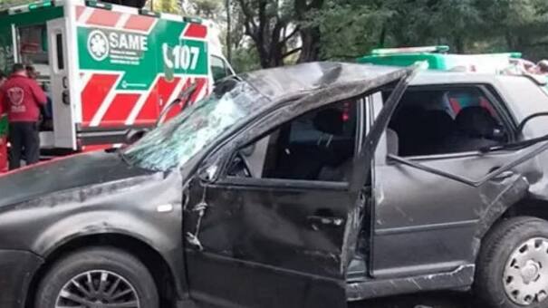 Viernes Santo accidentado: choque, vuelco y una joven herida de gravedad en Palermo