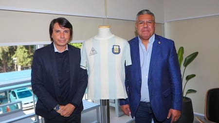 Claudio Chiqui Tapia junto a Marcelo Ordaz con la camiseta de Maradona. Foto: NA.