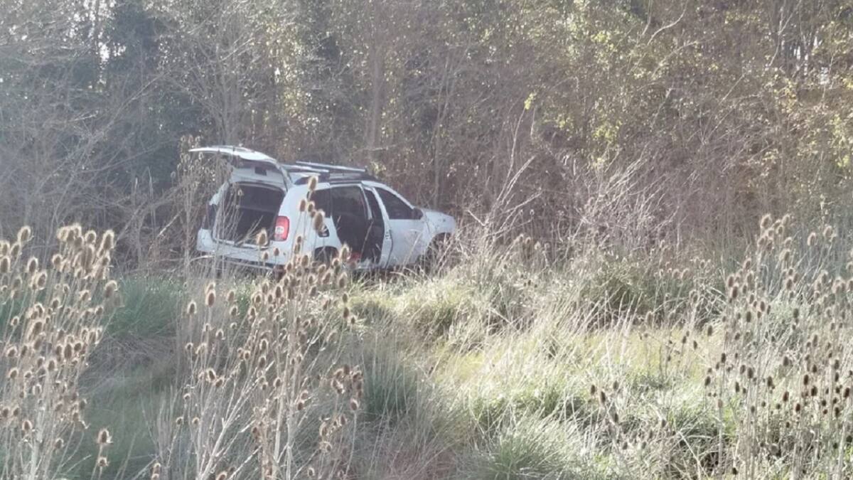 La camioneta del homicida quedó al costado de la ruta. Fotografía Policía Bonaerense.