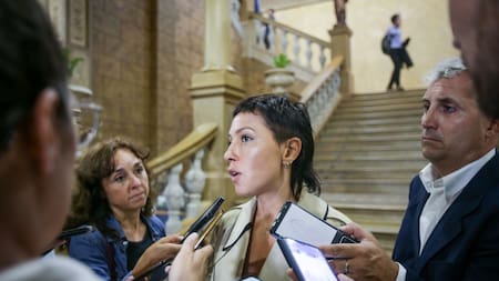 Mayra Mendoza estuvo presente en la conferencia de prensa de Axel Kicillof. Foto: prensa