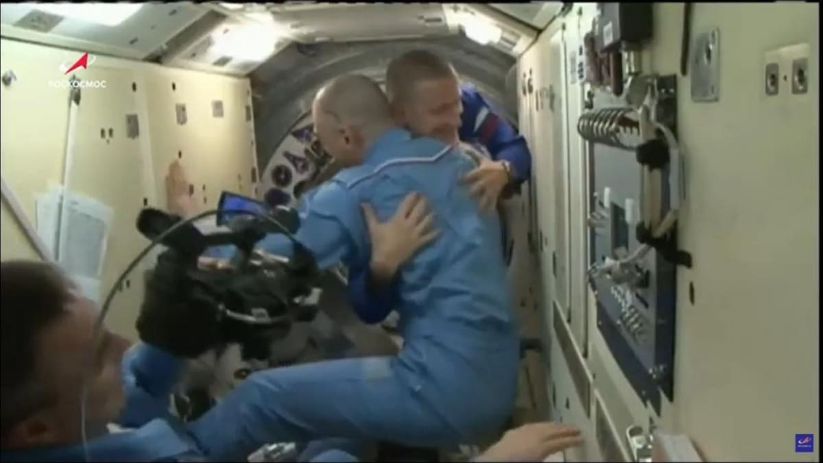 Astronautas de la ISS recibiendo a la nueva misión de la Soyuz de Roscosmos