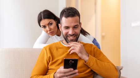 Ni negro ni azul: la inteligencia artificial reveló cuál es el color favorito de las personas infieles