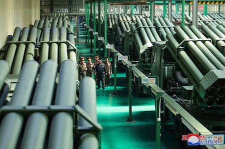 Kim Jong-un visita fábrica de lanzacohetes múltiple. Foto: Reuters.