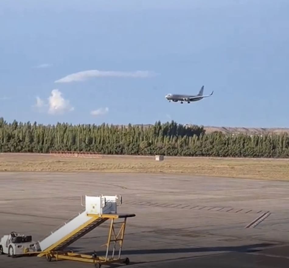 El momento previo al aterrizaje frustrado del avión. Foto: captura de video.