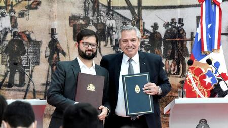 Alberto Fernández y Gabriel Boric. Foto: REUTERS