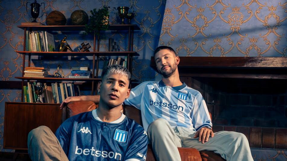 Racing presentó su nueva camiseta. Foto: X @RacingClub