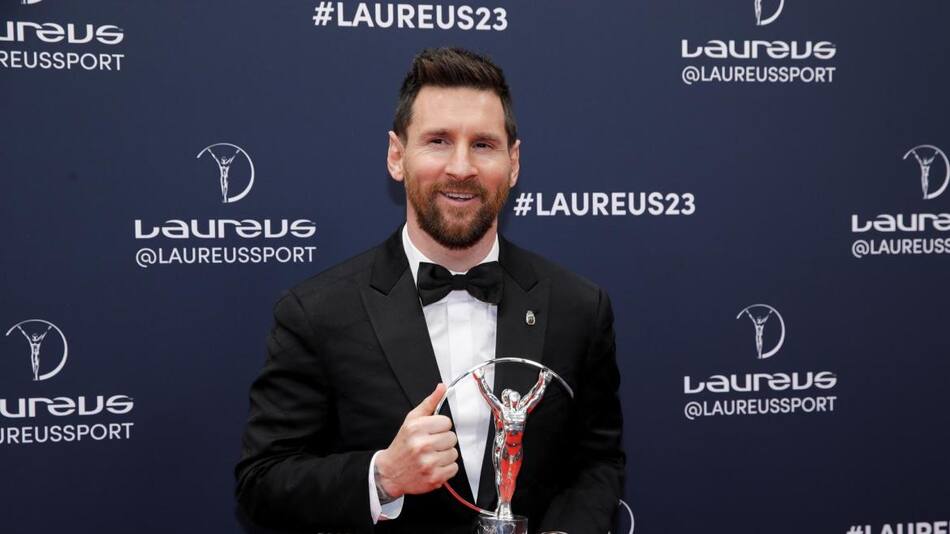 Lionel Messi con el Premio Laureus 2023. Foto: EFE.