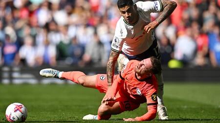 La patada del "Cuti" Romero a Alexis Mac Allister. Foto: Reuters.