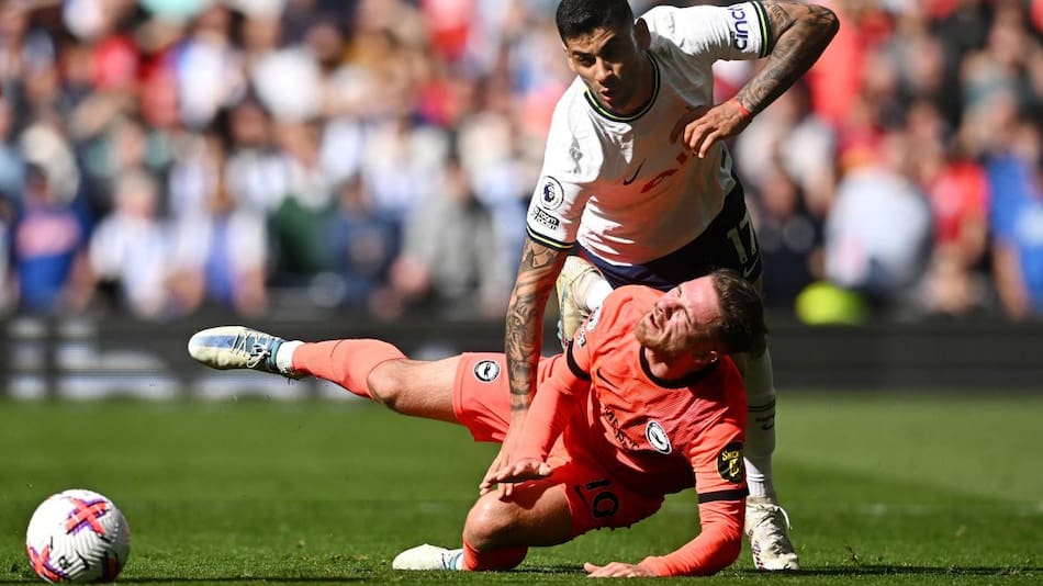 La patada del "Cuti" Romero a Alexis Mac Allister. Foto: Reuters.