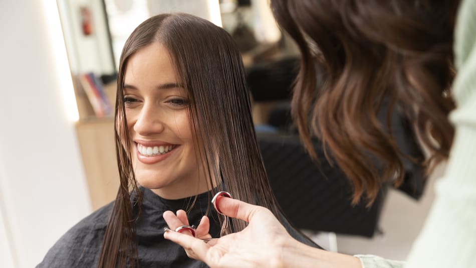 El corte de cabello que estiliza el cuello y da luz al rostro. Foto FREEPIK