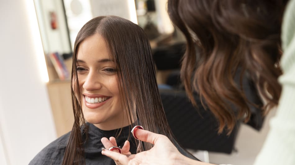 El corte de cabello que estiliza el cuello y da luz al rostro. Foto FREEPIK