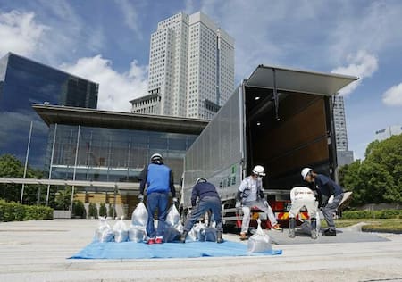 Bolsa de tierra enviada de Fukushima a Tokio para reciclaje.