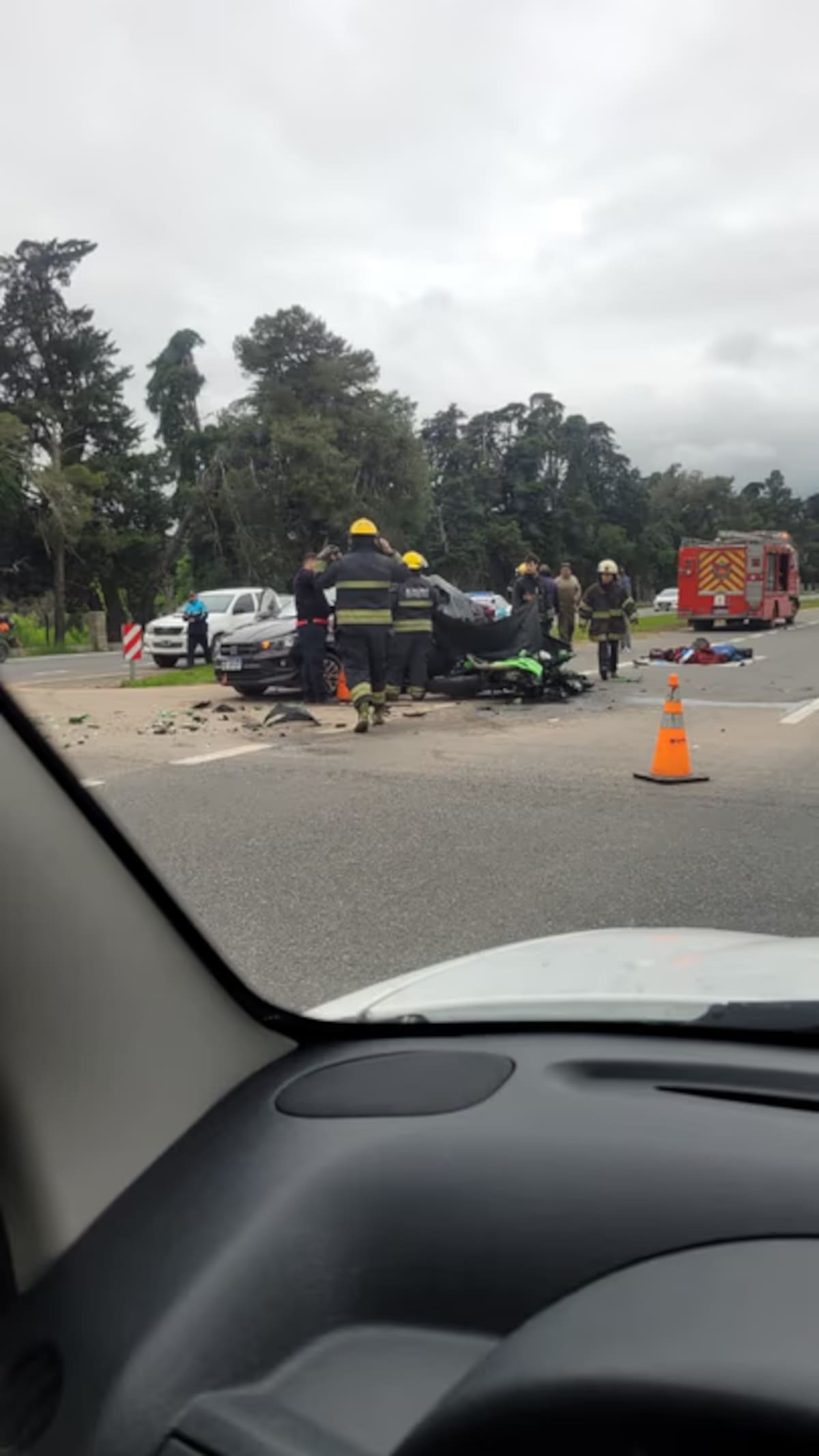 Choque entre un auto y una moto, uno de ellos era un policía retirado.