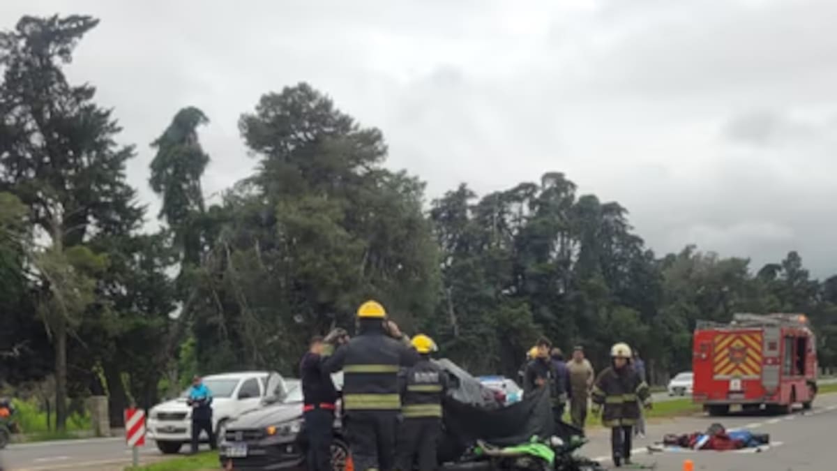 Tragedia en la Ruta 2: dos muertos tras un choque entre un auto y una moto, uno de ellos era un policía retirado