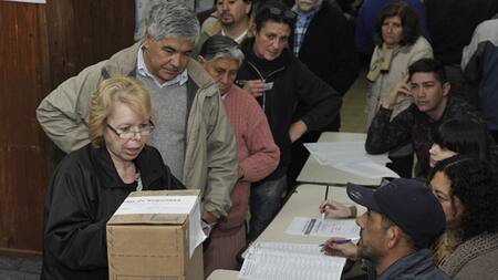 Elecciones PASO 2015 - Gente votando