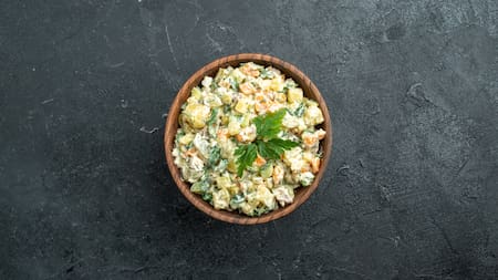 Infaltable para Navidad y Año Nuevo: cuánto dura la ensalada rusa en la heladera y por qué aconsejan no freezarla