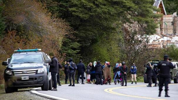 Villa Mascardi: a un año de los desalojos ordenados por la Justicia, los líderes mapuches continúan prófugos