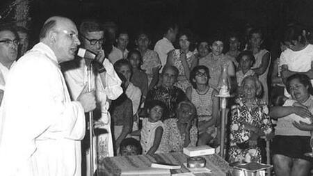 Monseñor Enrique Angelelli dando misa