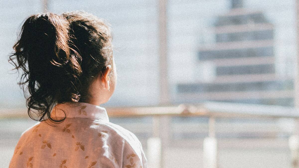 Niña mirando por la ventana. Imagen ilustrativa.