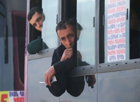 Ciudadanos armenios se retiran de Nagorno Karabaj. Foto: Reuters.