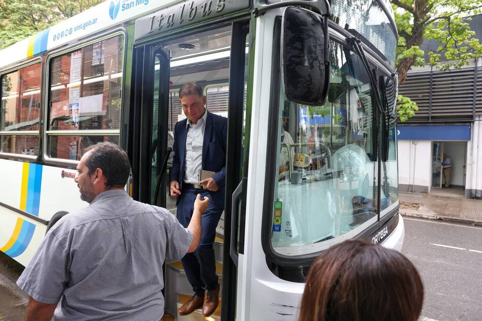 Rossana Chahla, intendenta de San Miguel de Tucumán, subió a todo su Gabinete al colectivo. Foto: Prensa