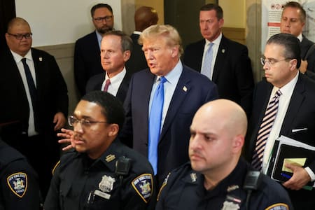 Donald Trump saliendo del Supremo Tribunal de Justicia. Foto: Reuters.