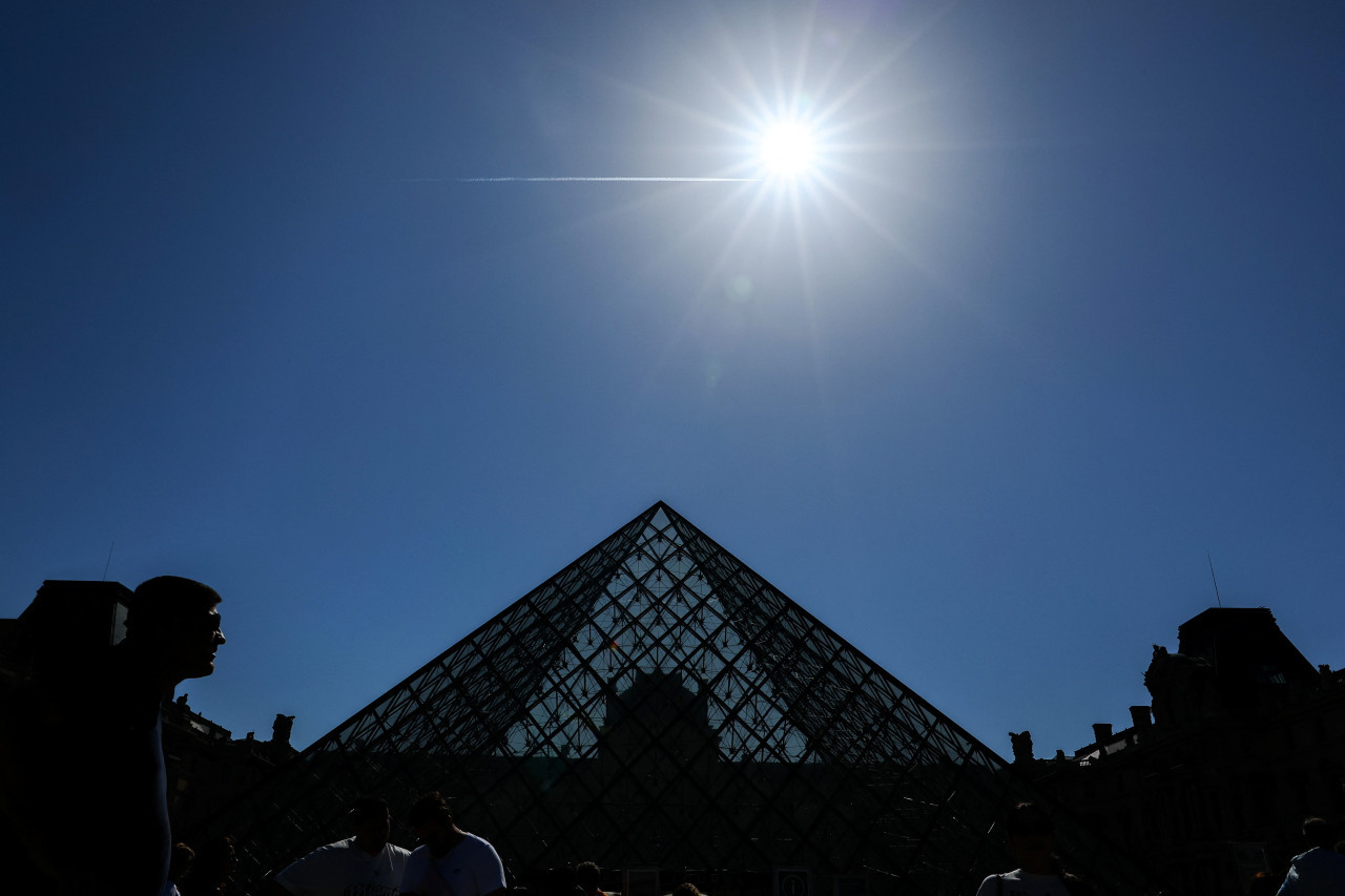 El Louvre cerró por las protestas en Francia. Foto: Reuters/Gonzalo Fuentes