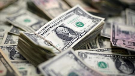 Dólar: El Gobierno analiza bajar límites para la compra del tipo “solidario” o reflotar el "permiso de AFIP"