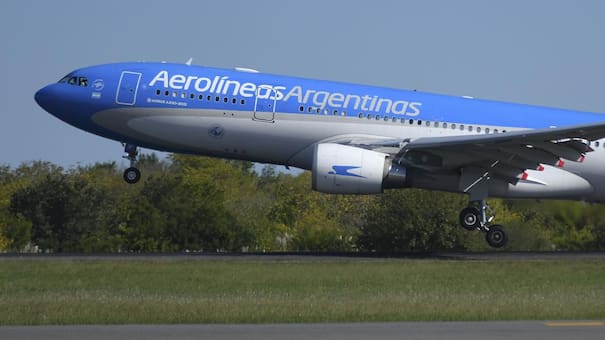 Susto en el aire: un avión de Aerolíneas Argentinas debió aterrizar de emergencia en Ezeiza tras una falla