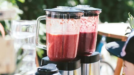 El agua es una buena base líquida en caso de que quieras un licuado más liviano. Foto: Unsplash.