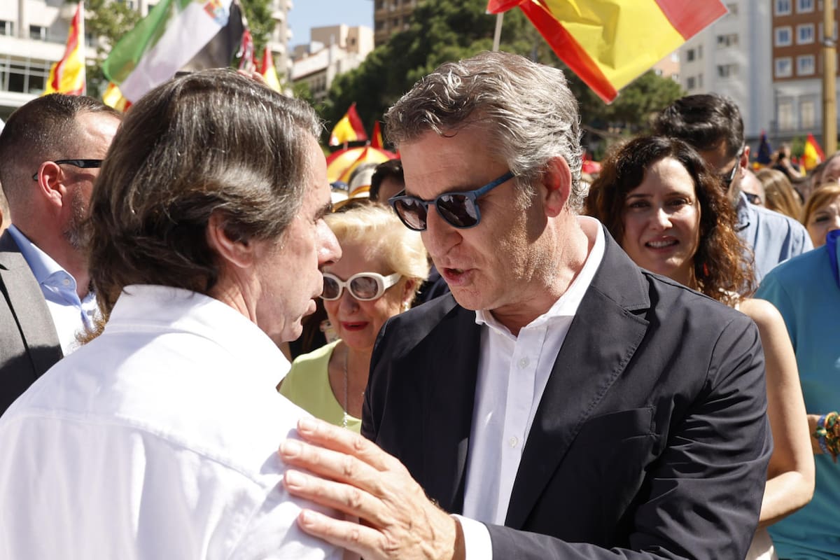 El saludo entre José María Aznar y Alberto Núñez Feijoo. Foto: EFE (Javier Lizón)