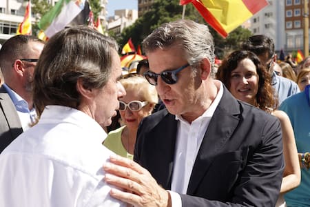 El saludo entre José María Aznar y Alberto Núñez Feijoo. Foto: EFE (Javier Lizón)