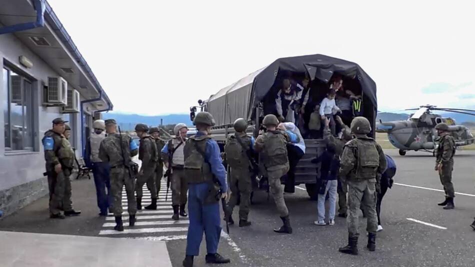 Agentes de paz rusos evacuando civiles en Nagorno Karabaj. Foto: EFE.
