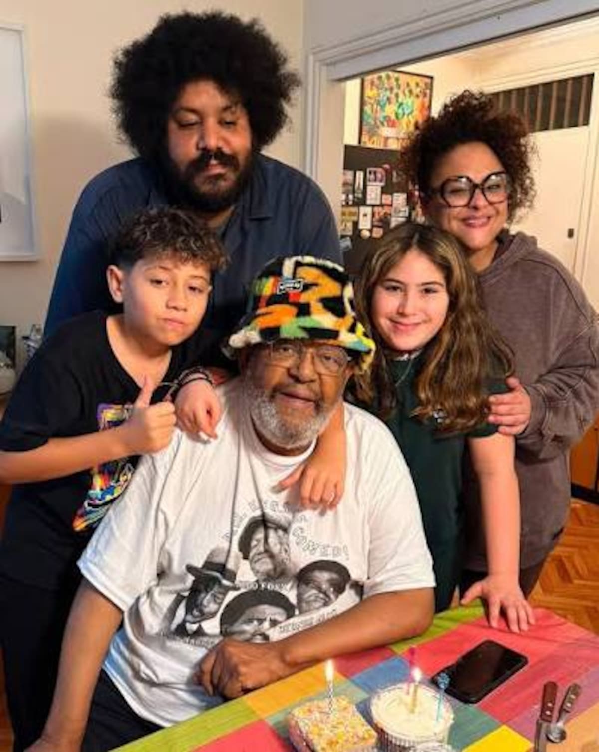 Rubén Rada junto a su familia durante una reunión familiar, rodeado de sus hijos